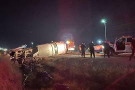La caja del tráiler quedó volcada en el arroyo central del libramiento Óscar Flores Tapia.