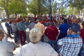 Trabajadores de Altos Hornos de México mantienen guardias en los accesos de la planta en Monclova, decididos a impedir la salida de maquinaria y materiales mientras exigen el pago de lo que se les adeuda.