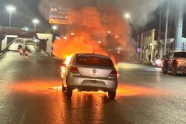 La familia evacuo rápidamente su vehículo tras un repentino incendio en pleno bulevar Paseo de la Reforma.