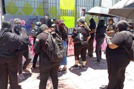 Las manifestantes lanzaron consignas y pirotecnia en la entrada del Palacio de Justicia para visibilizar su exigencia de justicia.