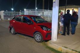 El Hyundai i10 conducido por el ciudadano chileno terminó proyectado contra un poste de concreto tras la colisión con otro vehículo.