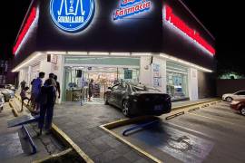 Tres personas recibieron atención de paramédicos después de que un automóvil chocó contra una farmacia de la colonia Azteca.