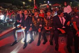 El edil rindió homenaje a los hombres y mujeres que forjaron la patria y la libertad.El discurso fue recibido con entusiasmo por miles de asistentes en la explanada.