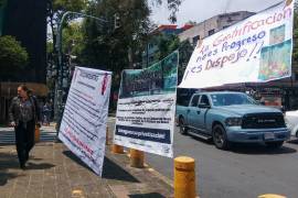 ecinos que conforman el Frente Ciudadano Salvemos de la Ciudad ofrecieron una conferencia de prensa para señalar que las políticas de la Jefa de Gobierno no detienen el proceso de gentrificación colonia como la Roma, Condesa y Juárez. Además, añadieron que en el caso de la avenida Álvaro Obregón, esta situación se ha agudizado, ya que han desaparecido negocios tradicionales para darle lugar a negocios como cafés, taquerías, bares, mismo que colocan mesas en las banquetas entorpeciendo la circulación peatonal. Otro tema con el que no han visto beneficios son los parquímetros, porque los únicos que están siendo beneficiados son las empresas que las operan, pues residentes tienen que pagar para estacionarse afuera de sus casas. Durante el encuentro que se realizó en el cruce de la avenida Álvaro Obregón y Orizaba se sumaron vecinos en donde expusieron sus problemáticas particulares, pero en muchas de ellas coincidieron que los únicos que pueden pagar las nuevas rentas que van arriba de los veinte mil pesos son los extranjeros.