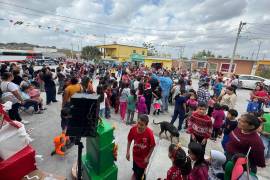 Niños de la colonia Guadalupe Murguía recibieron obsequios de los elementos de Policía Municipal durante un recorrido festivo.