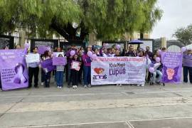 Pacientes y familias recorrieron la Ruta Recreativa con pancartas y listones morados para exigir atención a enfermedades autoinmunes.