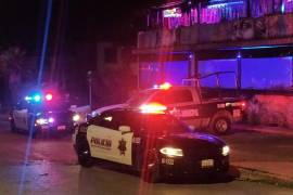 Elementos policiacos acudieron al lugar para poner orden tras el reporte de una pelea en un bar de Saltillo.