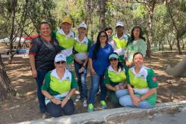 Estudiantes, docentes y voluntarios entregan árboles en el Bosque Urbano Ejército Mexicano durante la Feria Agroecológica organizada por La Manada.