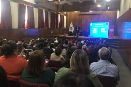 Arnaldo Canales en el Congreso Internacional de Educación Emocional y Bienestar, abordando el bienestar emocional como clave para el liderazgo.