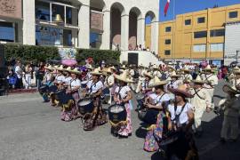 Grupos comunitarios y escolares representaron escenas históricas de la Revolución Mexicana con entusiasmo y creatividad.