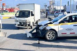 El accidente provocó bloqueos en la concurrida vialidad.