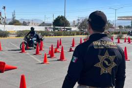 Motociclistas participan en la capacitación “Rueda por tu Vida” en el Biblioparque Norte, donde combinan teoría y prácticas de manejo en circuito cerrado.