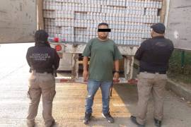 Autoridades federales aseguraron un tractocamión con aproximadamente 48 mil latas de cerveza en Huimanguillo, Tabasco, y detuvieron al conductor.
