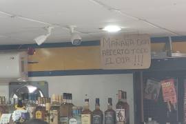 Algunos comercios colocaron anuncios desde el sábado informando la ampliación del horario de venta.