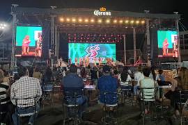 Autoridades municipales y la cónsul general de Estados Unidos en Monterrey encabezaron la entrega de reconocimientos a la agrupación invitada, previo al concierto de jazz.
