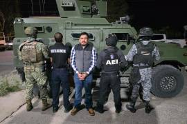 Leonardo Daniel Martínez Vera, alias “El Pato”, presunto líder de la célula criminal “La Mayiza” y operador del Cártel de Sinaloa en Chihuahua, fue detenido en Ciudad Juárez durante un operativo federal coordinado con fuerzas estatales y agencias de seguridad de Estados Unidos.