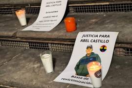 Integrantes de colectivos y organizaciones civiles se reunieron en la Plaza de la Nueva Tlaxcala, en Saltillo, para recordar a Abel Castillo y exigir justicia por su homicidio.