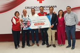 Isidoro García Reyes, presidente de CANIRAC Saltillo, encabezó la entrega del donativo a la Cruz Roja durante la Colecta Anual 2026.