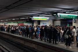 El agente se aproximó al sospechoso, pero éste corrió y durante la persecución en las escaleras del exterior disparó contra el uniformado, hiriéndolo en la pierna izquierda. FOTO: Archivo / Cuartoscuro