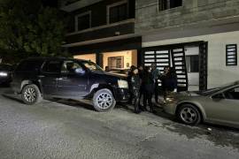 El agresor chocó contra el auto y el portón tras una discusión con su ex pareja.