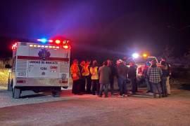 Elementos de Bomberos y Protección Civil desplegaron un operativo nocturno en el Cañón de San Lorenzo tras el reporte de desaparición de dos menores que no regresaron de una excursión.