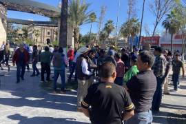 Obreros de AHMSA se reunieron en la plaza principal de Monclova para exigir el pago de adeudos pendientes durante la quiebra de la empresa.