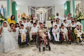 Niñas y niños del Centro de Integración Infantil Teletón Saltillo durante la ceremonia de bautizo y primera comunión.