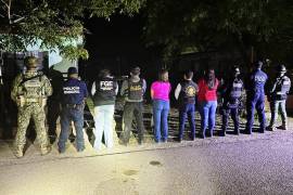 Elementos de distintas corporaciones participaron en el operativo desplegado durante el cateo en el barrio Los Zorros de Múzquiz.