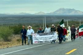 Ex trabajadores de AHMSA avanzan sobre la carretera 57 en su marcha hacia Saltillo.