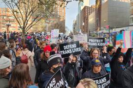 Fotografía de archivo del 31 de marzo de 2023 donde aparecen unos jóvenes mientras portan pancartas que piden defensa a vidas y niños trans, durante una manifestación en Nueva York.