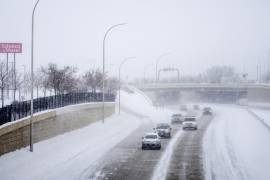 Una tormenta invernal que azota Kansas City afectó el trayecto de los Chiefs para llegar a Denver y enfrentar a los Broncos.