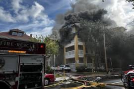 Decenas de residentes de un edificio de apartamentos de Miami fueron evacuados debido a un incendio masivo precedido de un tiroteo que dejó una persona en estado crítico, informaron las autoridades.