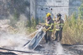Cuerpo de bomberos acudió al lugar para sofocar el incendio.