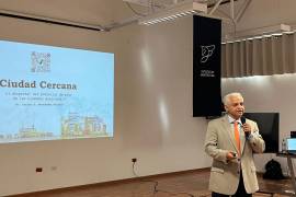 El Dr. Carlos Hernández Velasco, durante su presentación en el conversatorio “Ciudad Cercana”, abordó los desafíos y propuestas del urbanismo sostenible en México.