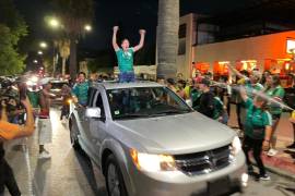 La afición salió a las calles de Saltillo para celebrar la victoria del Tri.
