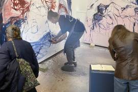 La obra de Tracey Emin continúa generando debate entre quienes la consideran una provocadora mediática y quienes la ven como una de las artistas más influyentes.