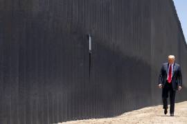 El expresidente Donald Trump en el muro fronterizo durante una conmemoración en San Luis, Arizona, en junio de 2020. Trump tuvo varias conversaciones con asesores y otros miembros de su gestión sobre el combate a los cárteles mexicanos.