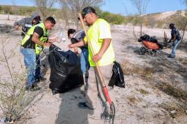 Voluntarios retiran basura y residuos en la Playa Tláloc durante la jornada ecológica.