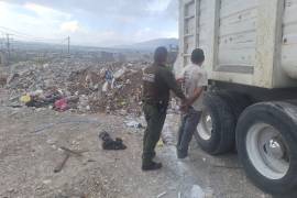El probable responsable fue sorprendido descargando desechos desde un camión de volteo.