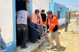 Entregan colchonetas, cobijas y apoyos básicos a los habitantes.