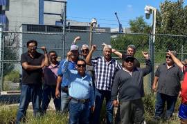 Exobreros de AHMSA durante una de las manifestaciones frente a las instalaciones de la siderúrgica en Monclova.