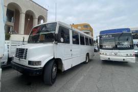 Transportistas ocupan el centro de Monclova exigiendo frenar cambios en rutas municipales.