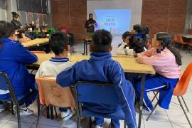 En la secundaria Elsa Hernández, 78 alumnos recibieron la plática “La importancia de cuidar tu salud mental”. FOTO: CORTESÍA