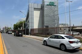 La explosión habría sido causada por la detonación de un supuesto artefacto explosivo en el exterior del edificio.