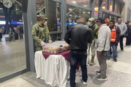 El personal militar se instaló en la Central de Autobuses en Nuevo León en donde repartieron bebidas calientes y pan