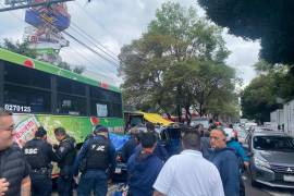 La ciudadana dijo que, al ver en peligro su vida, aceleró, lo que provocó que impactara su vehículo contra un camión, por lo que la motocicleta, con uno de los posibles responsables, quedó entre ambas unidades