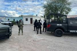 Unidades del Grupo de Reacción, Policía Estatal y elementos del Ejército Mexicano resguardaron el exterior del inmueble intervenido en la colonia Emiliano Zapata.