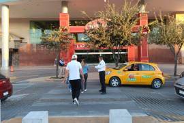 Elementos de Tránsito mantienen presencia permanente en áreas comerciales de alta afluencia.