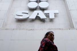 Empleados del SAT realizan paro nacional bajo la modalidad de “brazos caídos” para exigir aumento salarial del 12 % y mejores condiciones laborales; el movimiento provoca retrasos en trámites fiscales en todo el país.