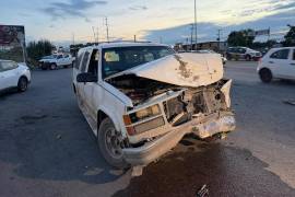La camioneta Chevrolet señalada como probable responsable terminó con severos daños en la parte frontal.